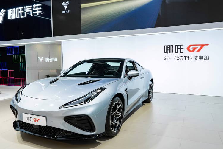 广州14哪吒汽车在智能汽车领域的表现，领途汽车在新能源汽车市场中的影响力